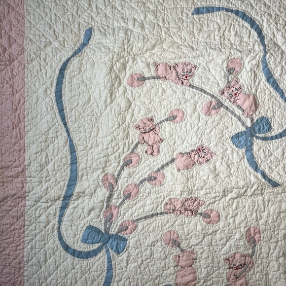1930-50s PLAYFUL KITTEN APPLIQUÉD & QUILTED BABY BLANKET 37.5” X 51” PINK BORDER - Picture 9 of 12